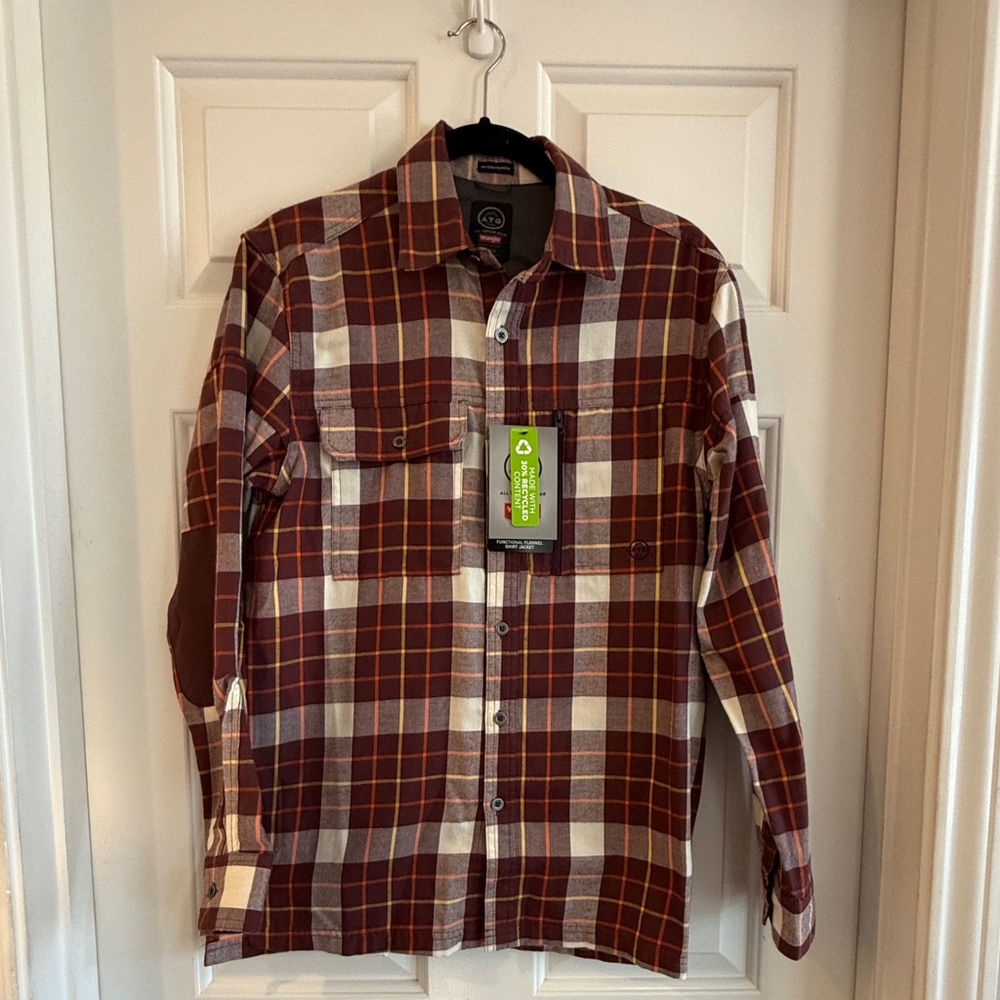 NWT Wrangler All-Terrain Gear shacket/button down. Men’s size S